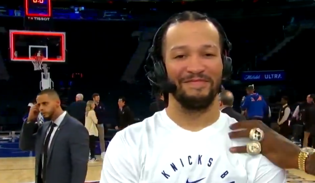 开云体育-😂真坏！JR·史密斯向布伦森炫耀总冠军戒指，后者一脸无奈