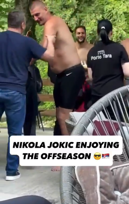 约基奇休赛期玩儿漂流大肚子明显，美媒：要是东契奇得被交易了