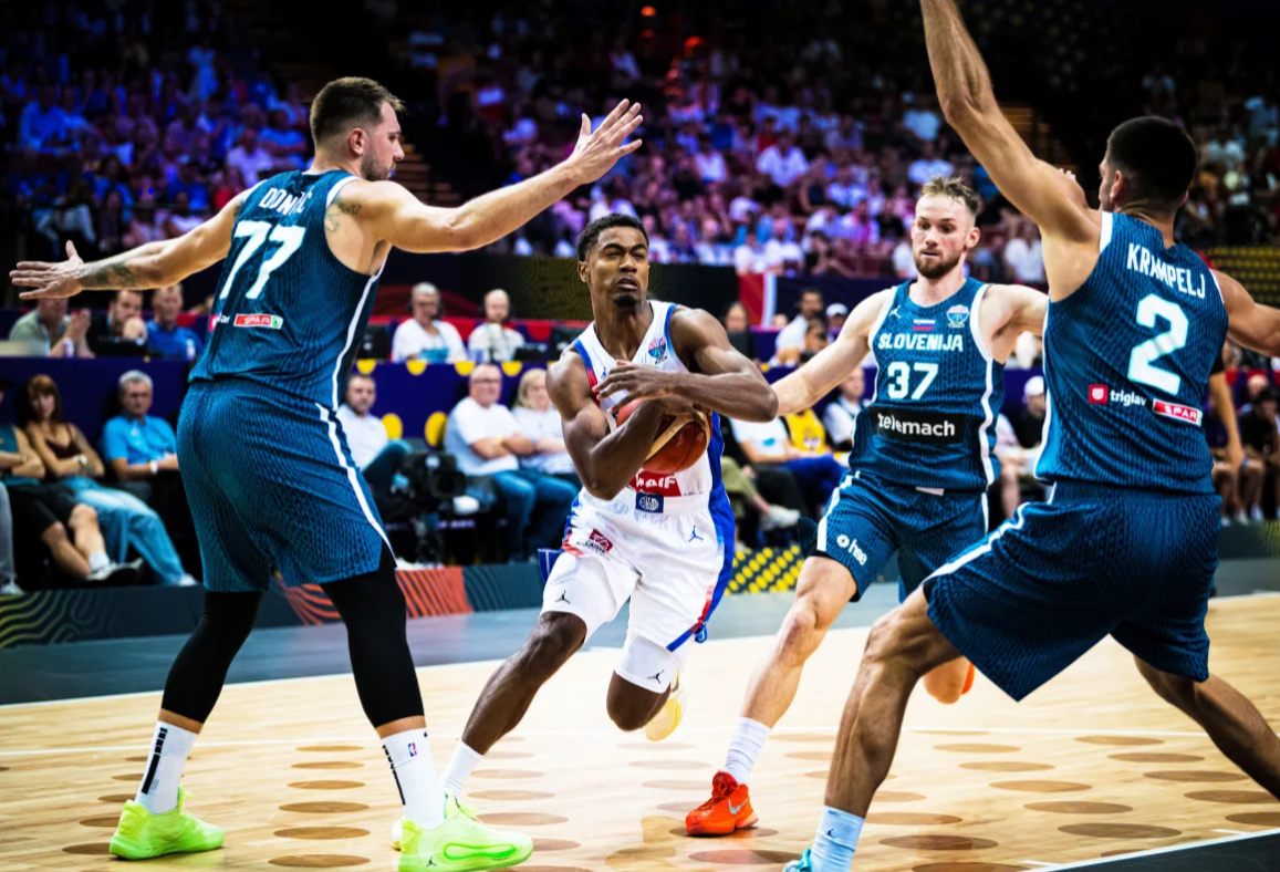 开云在线-垃圾时间刷分！男篮欧锦赛离谱1幕：跟东契奇握手后 继续上篮得分