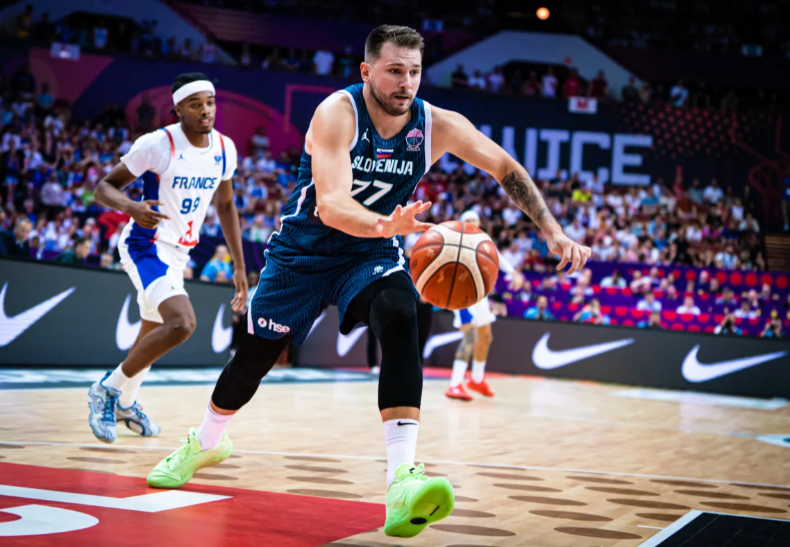 开云在线-垃圾时间刷分！男篮欧锦赛离谱1幕：跟东契奇握手后 继续上篮得分