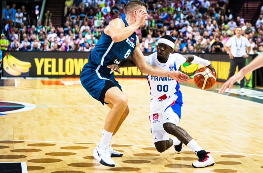 开云在线-垃圾时间刷分！男篮欧锦赛离谱1幕：跟东契奇握手后 继续上篮得分