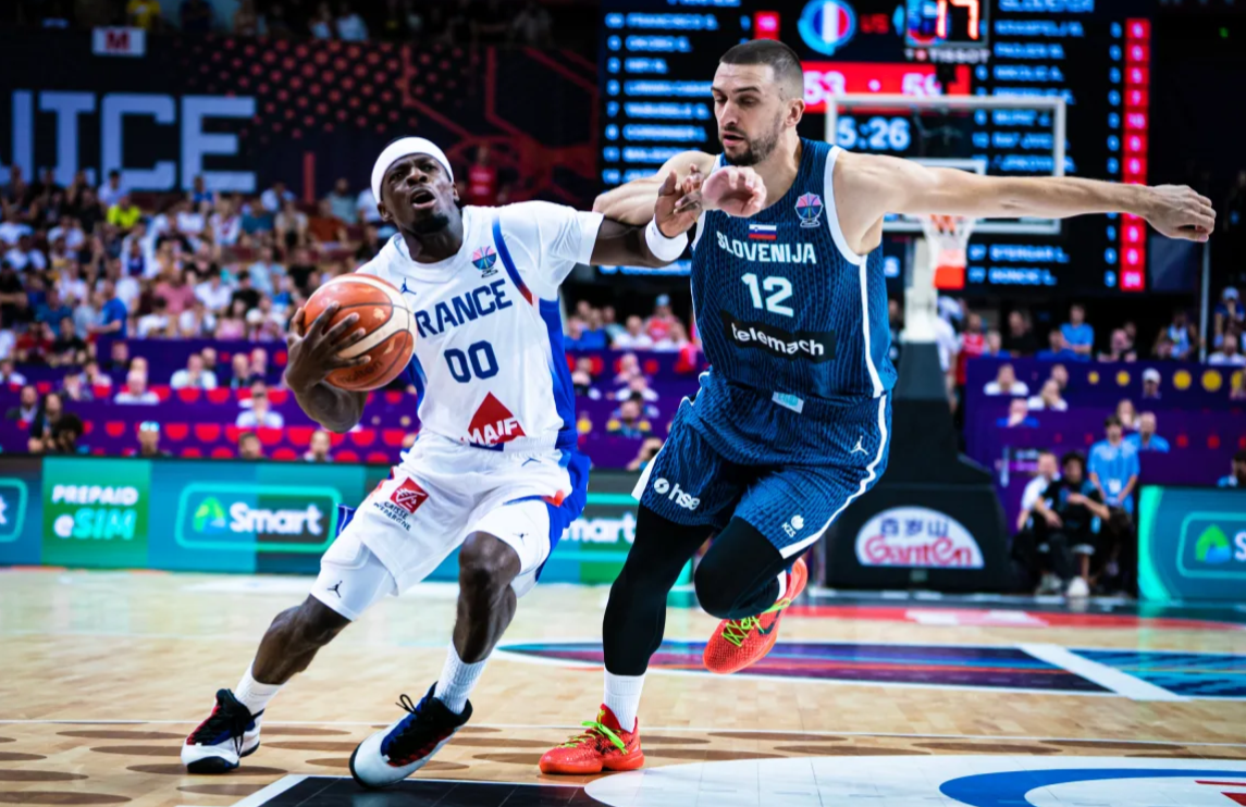 开云在线-垃圾时间刷分！男篮欧锦赛离谱1幕：跟东契奇握手后 继续上篮得分