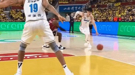 开云官网-曾凡博空中被撞翻腰椎骨折！山西北京G2判罚引众怒