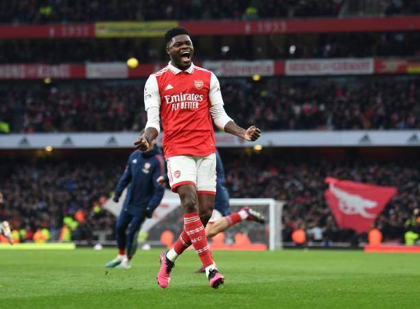 开云娱乐-让2追3！塔帅换人扭转战局，枪手一战打出冠军气质