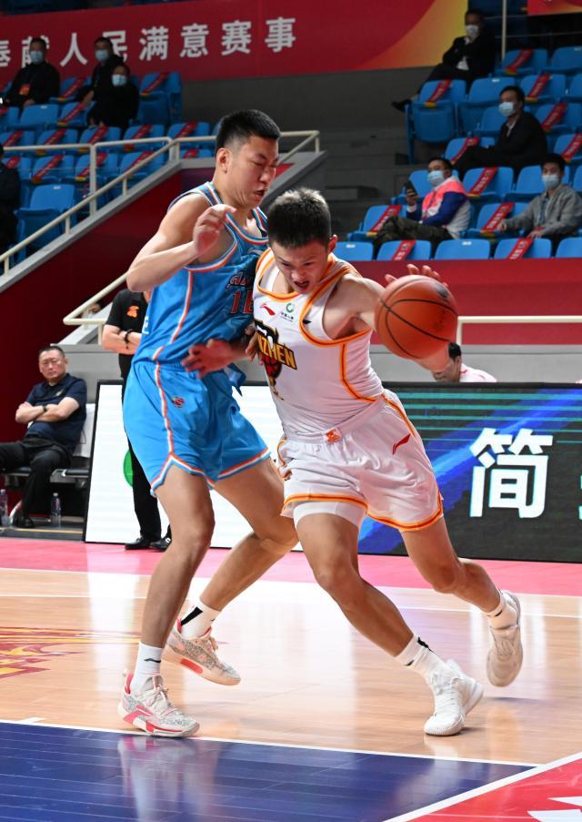 开云体育-身披深圳球衣开启第17季 周鹏努力拥抱新角色